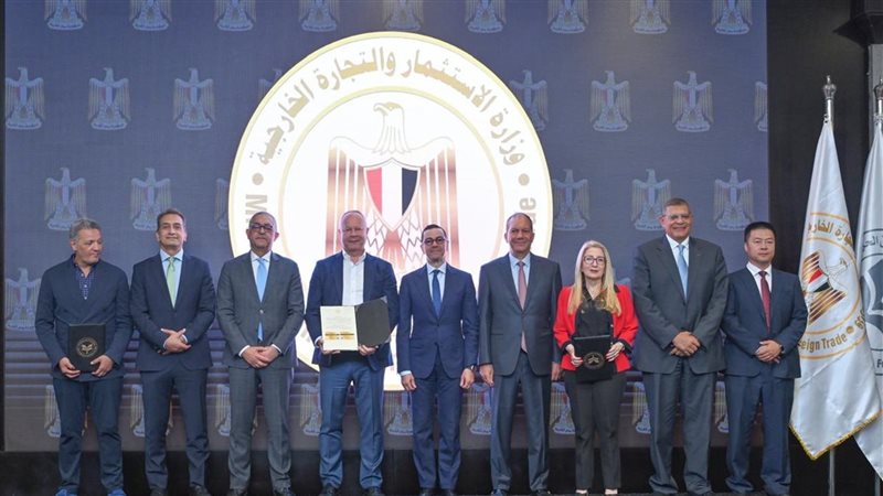وزير الاستثمار يسلم