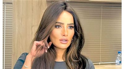 «زينة» تمازح جمهورها بصورة جديدة: بشتغل سواقة!.. محدش بياكلها بالساهل