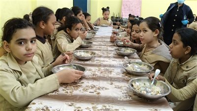 بياكلوا التلاميذ لحمة.. تعليم الفيوم تبدأ تجربة تقديم وجبات ساخنة بـ 9 مدارس 