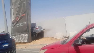 إصابة شخص إثرإنقلاب سيارة ملاكى أعلى محور جمال عبد الناصر بأكتوبر 