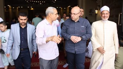 عقب صلاة الجمعة.. محافظ بني سويف يلتقى عددا من المواطنين ويستمع لمطالبهم